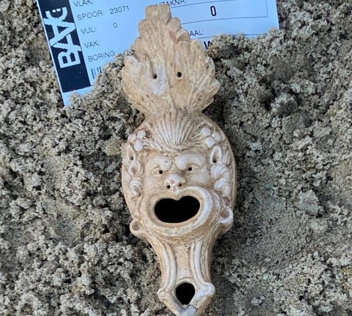 Nhà khảo cổ Van Kampen cho hay phần lớn nghĩa trang đã nằm dưới các tòa nhà và đường xá. Theo ước tính, diện tích của nghĩa địa cổ xưa này ít nhất rộng 6 ha. Các chuyên gia ước tính có thể khai quật được 350 - 400 ngôi mộ tại đây. Ảnh: Municipality of Land van Cuijk.