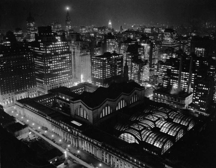 Ảnh chụp từ trên cao một góc thành phố New York với vô số tòa nhà cao tầng rực rỡ ánh đèn.