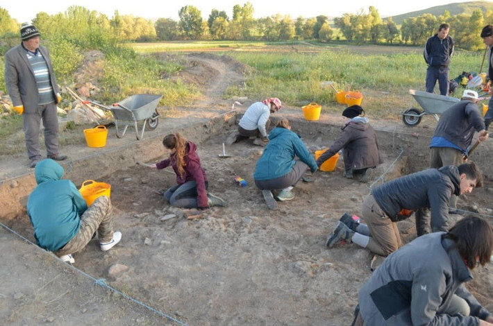 Theo các chuyên gia, những hài cốt trẻ em này nằm gần một công trình bí ẩn của người Hittite. Thi hài trẻ sơ sinh được chôn cùng với trò, xương động vật và các mảnh gốm. Những phát hiện này có liên quan chặt chẽ tới công trình của người Hittite gần đó. Ảnh: Università di Pisa.