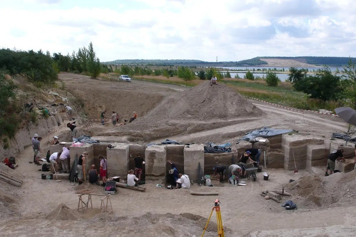 Theo nghiên cứu mới công bố của các chuyên gia, vào khoảng 125.000 năm trước, người Neanderthal đã đập vỡ xương động vật thành những mảnh nhỏ trước khi luộc chúng để chiết xuất mỡ có hàm lượng calo cao bên trong. "Nhà máy mỡ" này nằm ở vùng đất ngày nay là lãnh thổ của Đức. Ảnh: Wil Roebroeks / Leiden University.