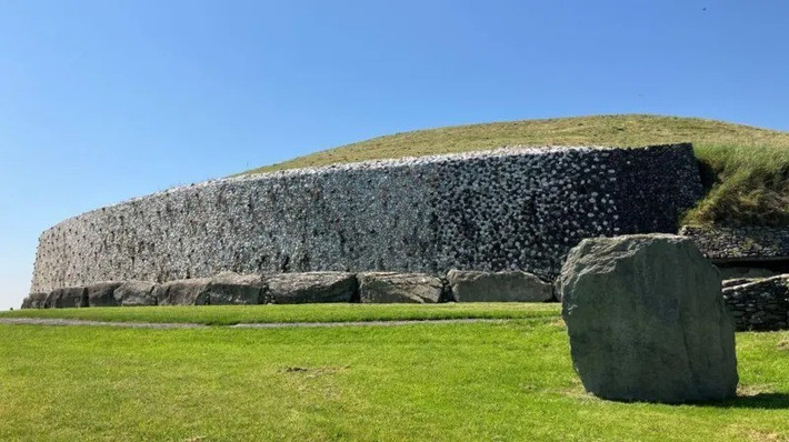Một phân tích ADN cổ đại từ bộ hài cốt tìm thấy ở Newgrange đã được thực hiện vào năm 2020. Các nhà nghiên cứu đã rất ngạc nhiên khi tìm thấy xương sọ của một người đàn ông trưởng thành (NG10) có cha mẹ là họ hàng cấp một (có thể là anh trai và em gái). Ảnh: BBC.