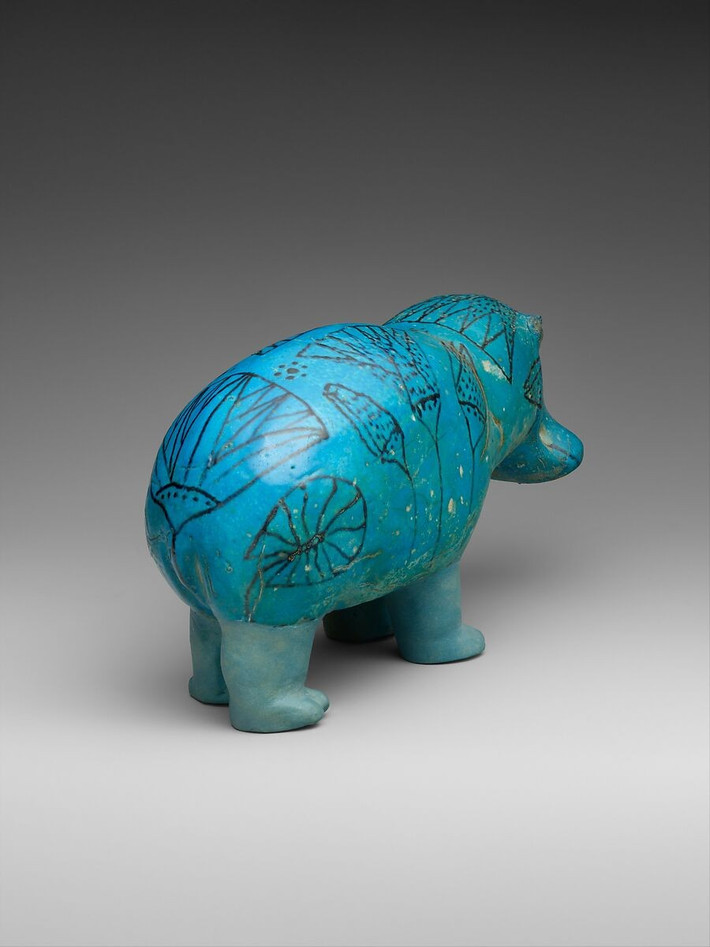 Bức tượng được chế tác từ faience - một loại gốm tráng men được làm một phần từ thạch anh nghiền. Hiện vật được trang trí bằng hình vẽ hoa sen - loài hoa mọc trong đầm lầy và tượng trưng cho sự tái sinh. Ảnh: metmuseum.org.
