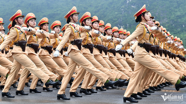 Khối nữ chiến sĩ Cảnh sát giao thông - một trong hai khối nữ của Bộ Công an góp mặt trong lễ diễu binh. Sự xuất hiện của lực lượng này trong lễ diễu binh không chỉ thể hiện tính kỷ luật, nghiêm trang, mà còn tạo nên hình ảnh mềm mại, gần gũi nhưng vẫn rất mạnh mẽ của lực lượng Công an.