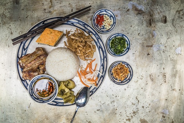 3. Cơm tấm: Cơm tấm là một món ăn truyền thống của miền Nam Việt Nam, rất được yêu thích. Nó được làm từ gạo tấm, loại gạo có hạt nhỏ và thường bị vỡ trong quá trình chế biến.