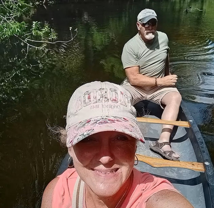 Trước đó, cũng vào tháng 5, vợ chồng Cynthia Diekema và Dave Diekema đến từ thành phố Davenport, bang Florida, Mỹ đang tận hưởng một ngày nghỉ trên hồ Kissimmee thì trải qua sự việc kinh hoàng. Khi cặp đôi đang chèo thuyền trên hồ, con cá sấu dài khoảng 3,5m bất ngờ vùng vẫy mạnh làm chiếc xuồng của hai vợ chồng bị lật. Ảnh: Instagram.