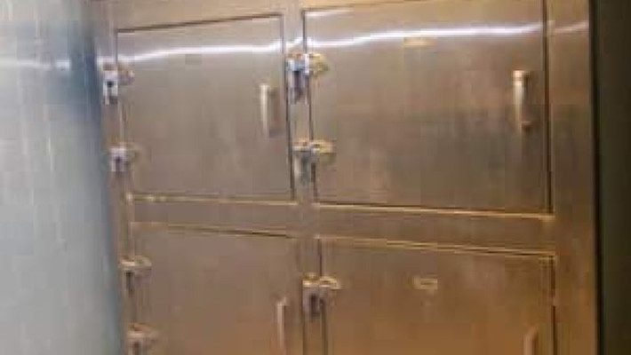 Trong thời gian qua, một số trường hợp được ghi nhận "cải tử hoàn sinh" tức sống lại sau khi được tuyên bố đã chết. Bà Janina Kolkiewicz ở Ostrow Lubelski, Ba Lan là một trong số những người chết đi sống lại được nhiều người biết đến. Ảnh: eBay.