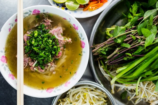 Bí quyết cho một bát phở ngon nằm ở nước dùng. Nước dùng thường được ướp với hoa hồi, đinh hương và quế thơm phức để tạo nên vị ngọt tự nhiên. Món ăn này có mặt ở hầu hết mọi góc phố và thường được dùng vào bữa sáng.