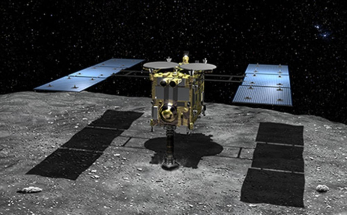 Để giải mã những bí ẩn về tiểu hành tinh Ryugu cũng như Hệ Mặt trời thuở sơ khai, vào năm 2019, tàu vũ trụ Hayabusa2 của Nhật Bản đã thu thập được các mẫu đất đá từ bề mặt tiểu hành tinh Ryugu và vận chuyển về Trái đất thành công vào tháng 12/2020. Ảnh: JAXA.