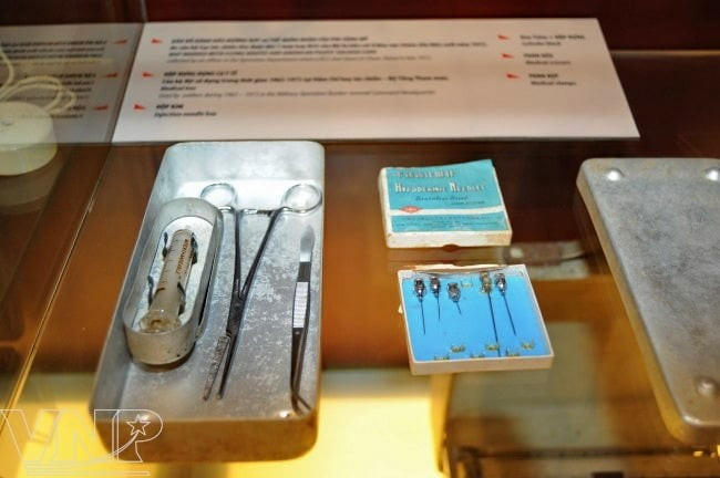 Lớn nhất là phòng trực ban tác chiến có diện tích khoảng 34 mét vuông. Phòng trực ban tác chiến với 4 cabin (mỗi cabin chỉ huy một mặt trận, được trang bị 3 máy điện thoại do một người trực đảm trách), hệ thống tiêu đồ xác định vị trí máy bay của cả ta và Mỹ phục vụ công tác chỉ huy tác chiến, bản đồ chiến sự, hệ thống thông tin liên lạc, còi báo động, loa phóng thanh thông báo máy bay địch. Ảnh: Hộp đựng dụng cụ y tế của bộ đội từ năm 1965 - 1973 tại hầm chỉ huy tác chiến.