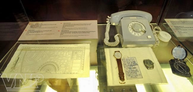 Các kíp trực ban tác chiến do Cục Tác chiến, Bộ Tổng Tham mưu đảm nhiệm, có nhiệm vụ trực tiếp trả lời Chủ tịch Hồ Chí Minh khi Chủ tịch gọi hỏi; theo dõi tình hình chiến sự toàn chiến trường miền Bắc cũng như chiến trường Đông Dương; đề xuất với Bộ Tổng Tham mưu các phương án tác chiến... Ảnh: La bàn (Việt Nam sản xuất dùng từ năm 1967 - 1975) , thước chỉ huy (dùng để đo vẽ chỉ huy tác chiến từ năm 1972 - 1975), đồng hồ đeo tay của cán bộ công ở Cục tác chiến - Bộ tổng Tham mưu.