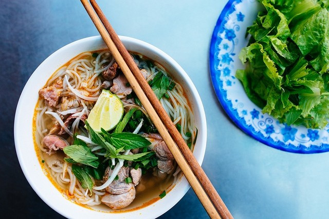 4. Bún bò Huế: Bún bò Huế là một trong những món ăn đặc trưng và nổi tiếng của ẩm thực miền Trung Việt Nam. Món ăn này được làm từ bún sợi to, kết hợp với nước dùng gà hoặc bò được ninh từ xương, cùng với các gia vị như sả, mắm ruốc, và một số loại gia vị khác, tạo nên hương vị đậm đà, vô cùng hấp dẫn thực khách.