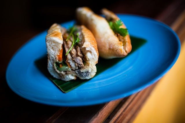 2. Bánh mì kẹp: Bánh mì kẹp là một trong những món ăn đặc trưng của ẩm thực đường phố Việt Nam. Bánh mì được làm từ bánh mì baguette, một loại bánh có vỏ giòn và ruột mềm, bên trong có nhân được làm từ các loại thịt như thịt nguội, thịt bò, hoặc thịt gà, chả cá hoặc trứng kèm theo các loại rau sống, dưa chuột và nước sốt đặc trưng.