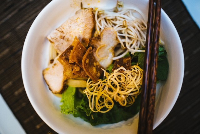 5. Cao lầu: Cao lầu là một món ăn đặc sản nổi tiếng của Hội An, thường được biết đến với hương vị độc đáo và phong cách chế biến riêng biệt. Sợi mì của món cao lầu được làm từ gạo được ngâm trong nước và trộn với tro của một loại cây đặc biệt.