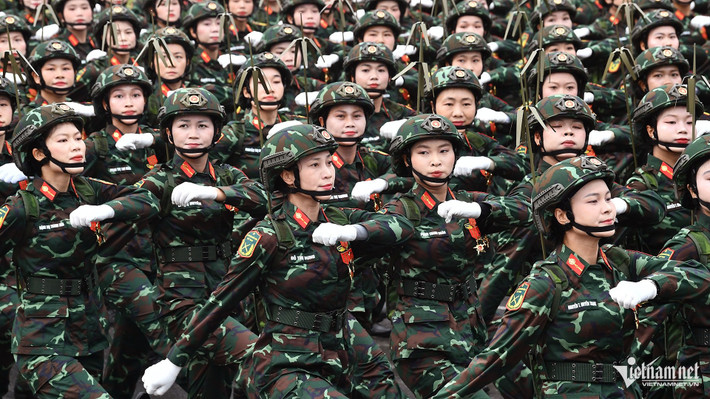 Khối nữ sĩ quan Thông tin không chỉ giỏi nghiệp vụ truyền thống mà còn làm chủ công nghệ thông tin, viễn thông, tác chiến điện tử. Họ là những nữ kỹ sư - chiến sĩ trí tuệ, bản lĩnh, góp phần xây dựng quân đội chính quy, tinh nhuệ, hiện đại.