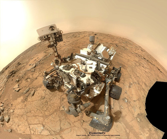 Cho đến nay, xe tự hành Curiosity đã đi được khoảng 35 km trong miệng núi lửa rộng 154 km trên sao Hỏa. Trên đường đi, Curiosity đã dừng lại để khoan vào đá, thu thập các mẫu vật và dữ liệu. Từ đây, NASA phát hiện ra nhiều bằng chứng cho thấy tiềm năng sự sống từng tồn tại trên sao Hỏa, bao gồm sự hiện diện của một hồ nước vào khoảng 3,7 tỷ năm năm trước. Ảnh: universetoday.