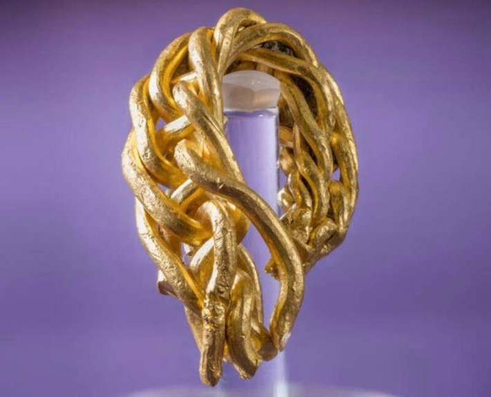 Trải qua nhiều thế kỷ, chiếc vòng tay bằng vàng hiếm có của người Viking không còn nguyên vẹn như ban đầu. Dù vậy, hiện vật này hé lộ bí mật thú vị. Ảnh: Manx National Heritage.