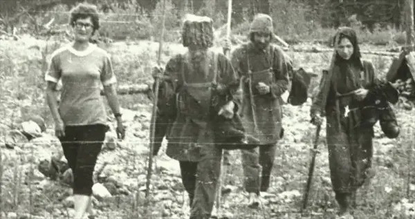 Sự việc này bắt đầu vào một ngày năm 1936, anh trai của Karp Lykov bị một nhóm vũ trang sát hại. Chứng kiến cảnh đó, Karp và vợ Akulina quyết định đưa 2 con Savin 9 tuổi và Natalia 2 tuổi, bỏ trốn khỏi nhà. Họ quyết định đi sâu vào rừng để đảm bảo an toàn, không bị ai phát hiện.