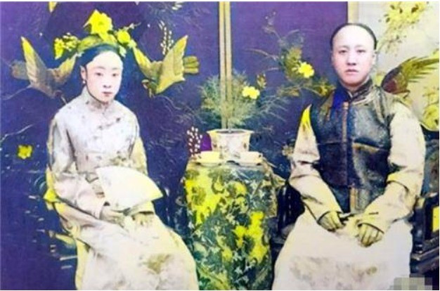 Thuần Thân Vương Tải Phong chụp cùng vợ. Họ là cha mẹ ruột của hoàng đế Phổ Nghi.