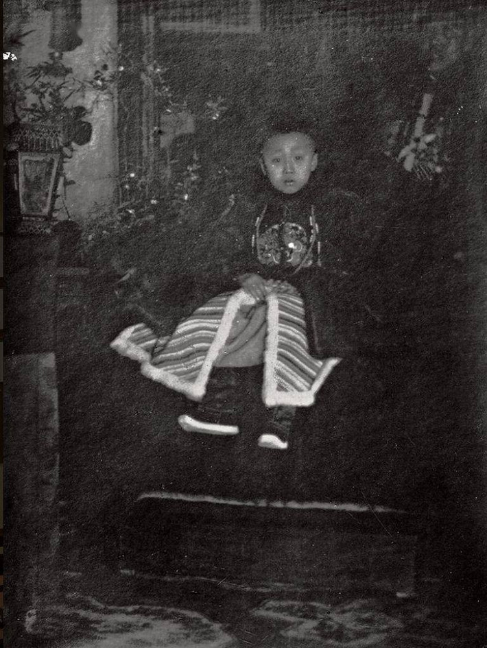 Ảnh chụp hoàng đế Phổ Nghi vào năm 1911. Ông là hoàng đế cuối cùng của nhà Thanh. Cũng trong năm này, Cách mạng Tân Hợi nổ ra và thành công. Vua Phổ Nghi buộc phải thoái vị vào năm 1912.