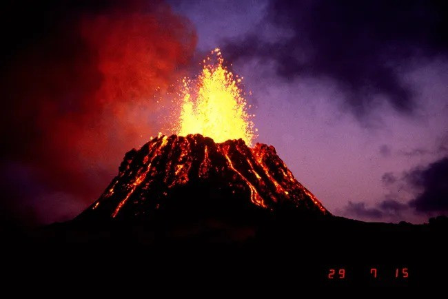 Đợt phun trào núi lửa mới đây của Kilauea đã giải phóng khoảng 55.000 tấn lưu huỳnh điôxit - một loại khí độc hại, nồng nặc tạo thành sương khói núi lửa sau khi phun ra. Chúng có thể gây ra các vấn đề về hô hấp và các vấn đề sức khỏe khác khi loại khí này có nồng độ cao trong khí quyển. Ảnh: G.E. Ulrich, USGS.