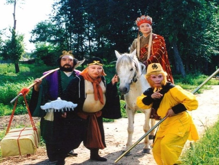 Tám giới này bao gồm: Không sát sinh; Không trộm cắp; Không tà dâm; Không nói dối; Không uống rượu; Không ăn mặc diêm dúa; Không nằm hay ngồi trên giường cao rộng; Không ăn uống sau giờ chánh ngọ.