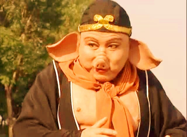 Cụ thể, Trư Bát Giới vốn là Thiên Bồng Nguyên Soái trên thiên đình. Vì trêu ghẹo Hằng Nga trong lúc say rượu nên bị Thiên Bồng Nguyên Soái bị Ngọc Hoàng trục xuất khỏi Thiên giới, giáng xuống nhân gian đầu thai thành người có dung mạo như heo.