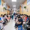 [GALLERY] Hành lang bệnh viện chật kín người trẻ khám sức khỏe sinh sản