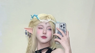 Coser nóng bỏng top 1 lột xác với phong cách kín đáo
