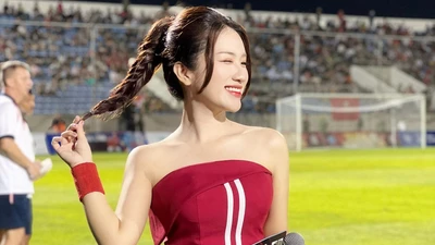 Nhan sắc đời thường của MC Linh Nắng khiến fan “ngất ngây”