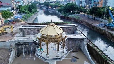 Đập tràn giữ nước trên sông Tô Lịch có kiến trúc 'lạ mắt' 