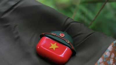 Ốp AirPods thủ công “Made in Vietnam” kỷ niệm 80 năm
