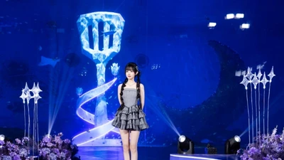 “Nữ thần” LPL October diện váy siêu ngắn, khoe chân dài cực phẩm