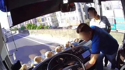 Người đàn ông rút chìa khoá xe khách ở Hà Nội, luật sư nói gì?