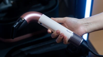 Máy sấy tóc Dyson 15 triệu gây sốt với thiết kế “ống nước”