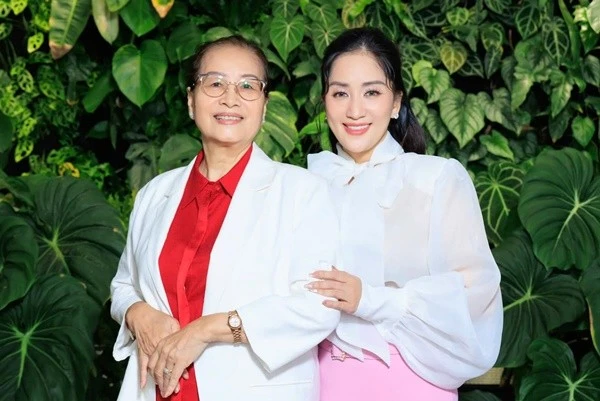 Mẹ đẻ Khánh Thi đẹp quý phái ở tuổi U80