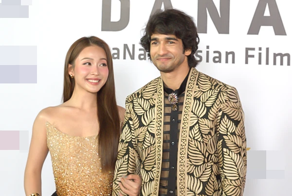 Khả Ngân khoác tay người tình màn ảnh Ấn Độ trên thảm đỏ