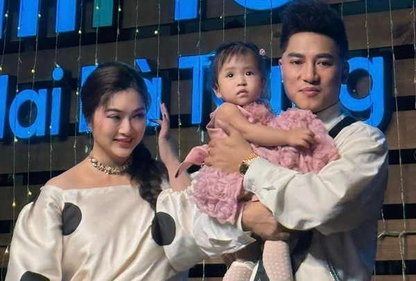 Thanh Trúc - Châu Khải Phong mở tiệc mừng nhật con chung