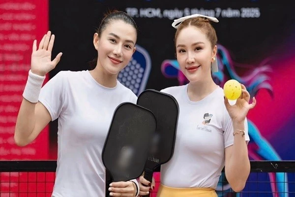 Bảo Thy - Lê Hà đọ sắc trên sân pickleball, cùng đoạt cúp