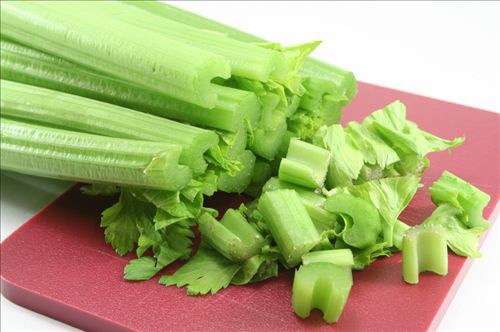 Cách làm: Cần tây bỏ gốc, rửa sạch. Tôm rửa sạch ướp gia vị. Cần tây thái khúc xào cùng dầu ăn rồi cho ra đĩa. Tôm xào chín cho ra đĩa.