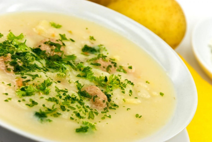 Sau đó, bạn cho ngô vào nồi nấu cùng với nước sôi tới khi ngô chín thì đổ tôm vào, cho thêm một ít bột đao để nước sánh lại là có thể bắc xuống. Cuối cùng, bạn múc ngô nấu bột đao ra bát, rắc cần tây lên, ăn nóng. Bài thuốc giúp tăng cảm hứng yêu cho chị em tốt hơn, ngoài ra nó còn giúp bổ thận ích khí, thích hợp với người bị suy nhược cơ thể.