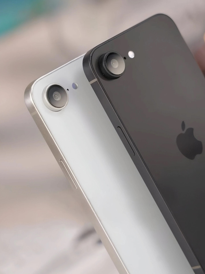 Những hình ảnh và video mới về iPhone SE 4 cho thấy sản phẩm này mang thiết kế tổng hợp từ nhiều thế hệ iPhone khác nhau. Mặt sau của máy trông tương tự như hai phiên bản SE trước, còn các cạnh và mặt trước lại gợi nhớ đến iPhone 14. Ảnh: Majin Buu