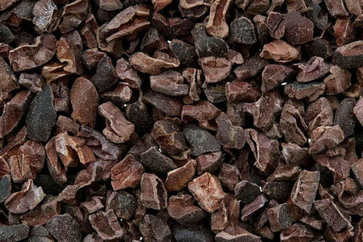 Củ ca cao cung cấp sắt và chất xơ Củ cacao còn được các chuyên gia dinh dưỡng gọi là "sô cô la của thiên nhiên" bởi vì chúng được chế biến tối thiểu, nên chúng giữ lại hương vị sô-cô-la giàu chất xơ cũng như các chất chống oxy hoá và chất dinh dưỡng mà không có đường. Hãy thử thêm vào một chút bột yến mạch để có một món sô cô la tốt cho sức khỏe. Đây là những gì bạn cần biết về các lợi ích sức khỏe của sô cô la.