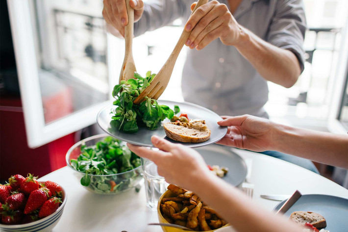 Biết kiểm soát năng lượng: Mỗi ngày bạn cần kiểm tra năng lượng nạp vào cơ thể như thế nào, tránh để dư thừa lượng calo trong cơ thể dẫn đến tăng cân.