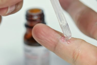 Sử dụng sản phẩm chứa axit salicylic: Các chất này có trong chất tẩy trang và làm ẩm da thường dành cho những người bị mụn trứng cá, song có thể gây viêm, đỏ và khô da.