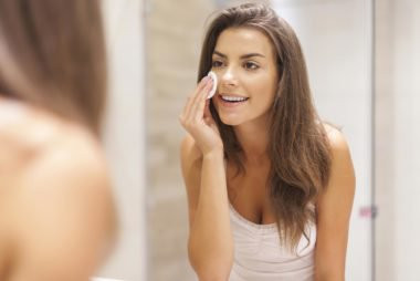 Sữa rửa mặt chứa Benzoyl peroxit: Đây không phải là biện pháp lâu dài dành cho những người có hormone mụn trứng cá trong cơ thể.
