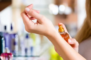 Xịt nước hoa: Sử dụng xịt nước hoa cho da mặt có thể làm cho da mặt bạn thêm mụn nhọt hoặc da bị sần.
