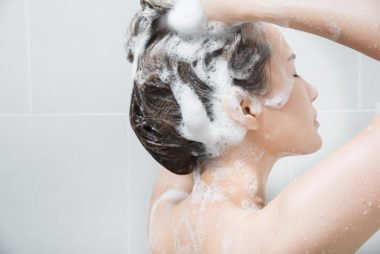 Các sản phẩm chứa parabens: Các chất này có nhiều trong dầu gội, thuốc nhuộm tóc, khi sử dụng nhiều có thể làm tình trạng mụn trứng cá trên da thêm trầm trọng hơn vì ảnh hưởng đến hocmon trong cơ thể.
