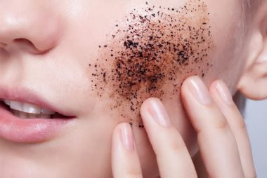 Chất tẩy tế bào chết: Theo bác sĩ nghiên cứu thì tẩy tế bào chết không tốt cho da bị mụn trứng cá, thậm chí còn làm cho tình trạng mụn tồi tệ và kéo dài hơn.