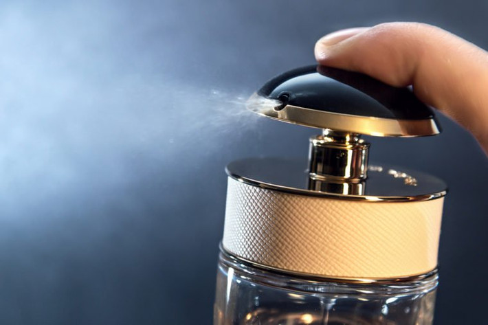 11. Xịt nước hoa vào đồ lót: Điều này có thể ảnh hưởng đến cơ quan sinh dục và gây ảnh hưởng đến độ pH tự nhiên của bạn.
