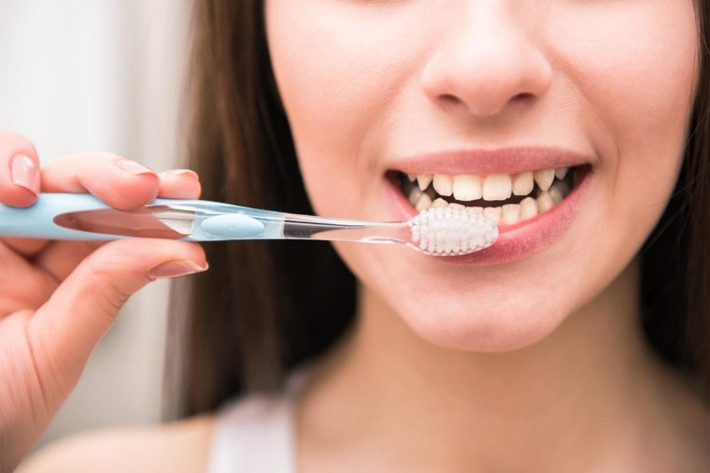 8. Đánh răng sau bữa ăn: Vệ sinh răng miệng là việc làm hoàn toàn có lợi nhưng nếu như đánh răng ngay sau bữa ăn là một sai lầm. Bạn nên chờ 30 phút sau bữa ăn để có thể dung hòa axit trong miệng và tăng cường men răng.